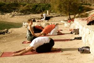 Yoga-Unterricht für Karatekas am Strand von Trogir/Kroatien.